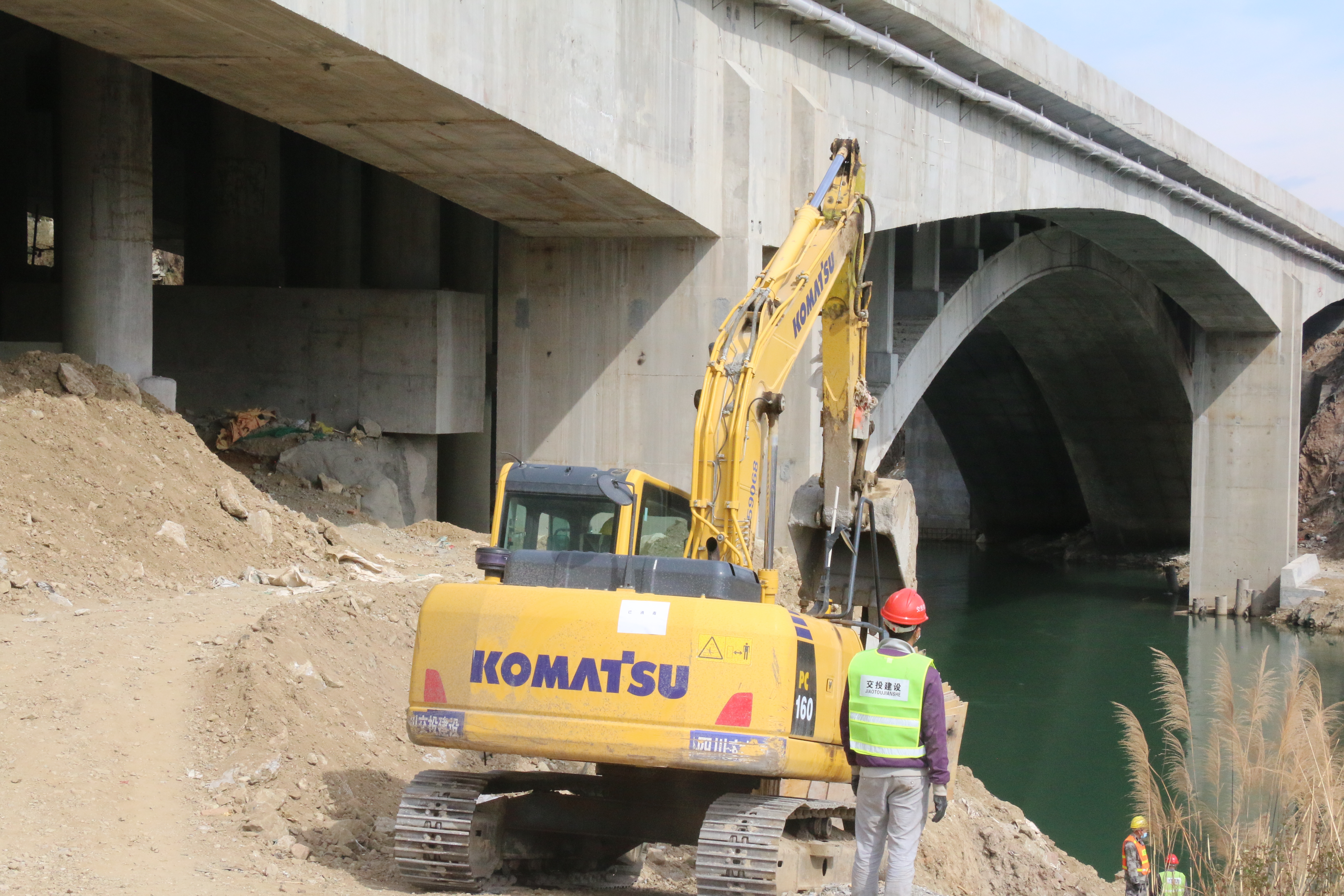 公司承建的泸黄路梳妆台大桥两侧 加宽工程附属工程顺利复工