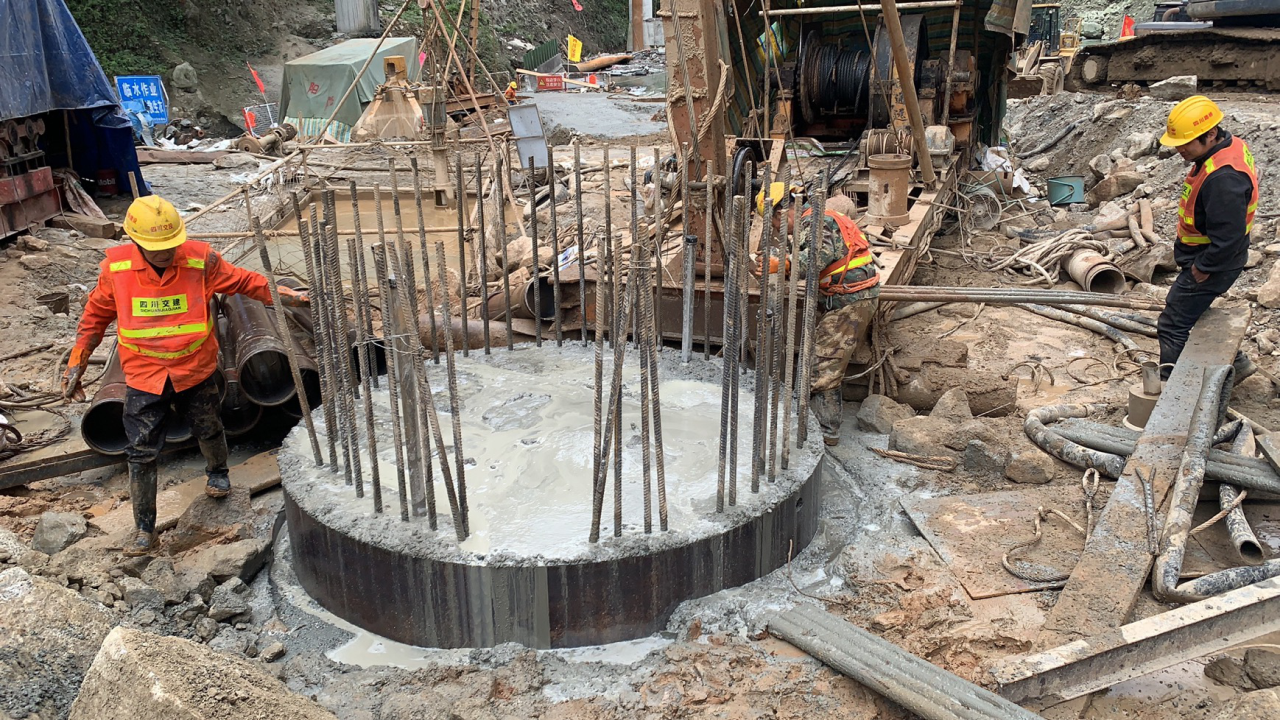 雅西高速姚河坝特大桥1-B桩基3小时完成浇筑工作