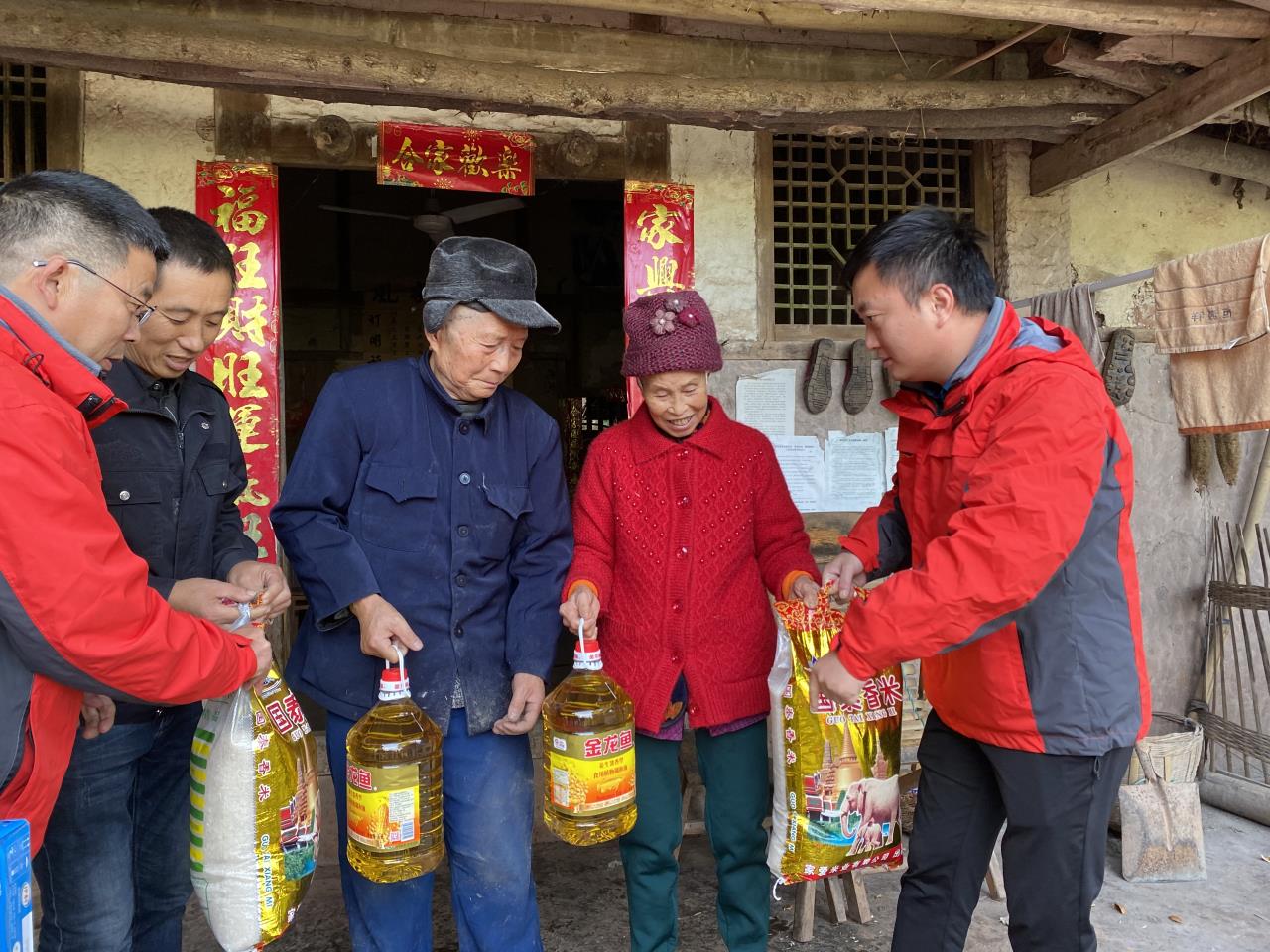 赠送慰问品.jpg
